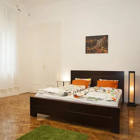 Daire Ariel Close To St. Stephen Basilica *